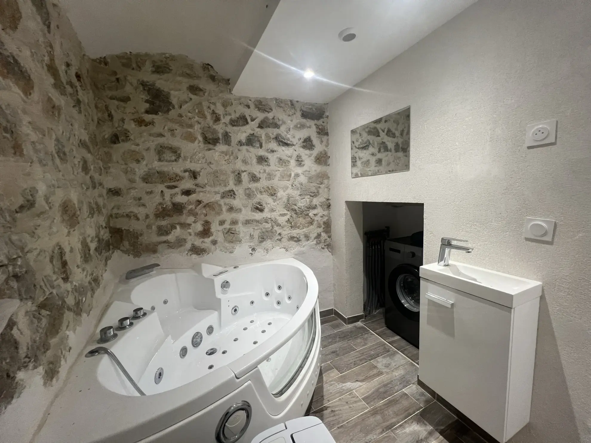 Appartement 3 pièces rénové avec terrasse à Cannes, proche Vieux Port 