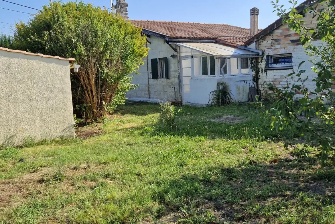 Maison ancienne à Margaux avec jardin et garage à rénover 