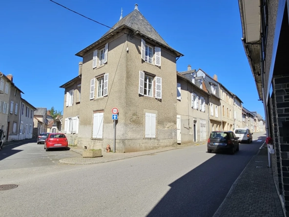 Grande maison de village avec revenus locatifs à Lubersac - Idéal investisseur