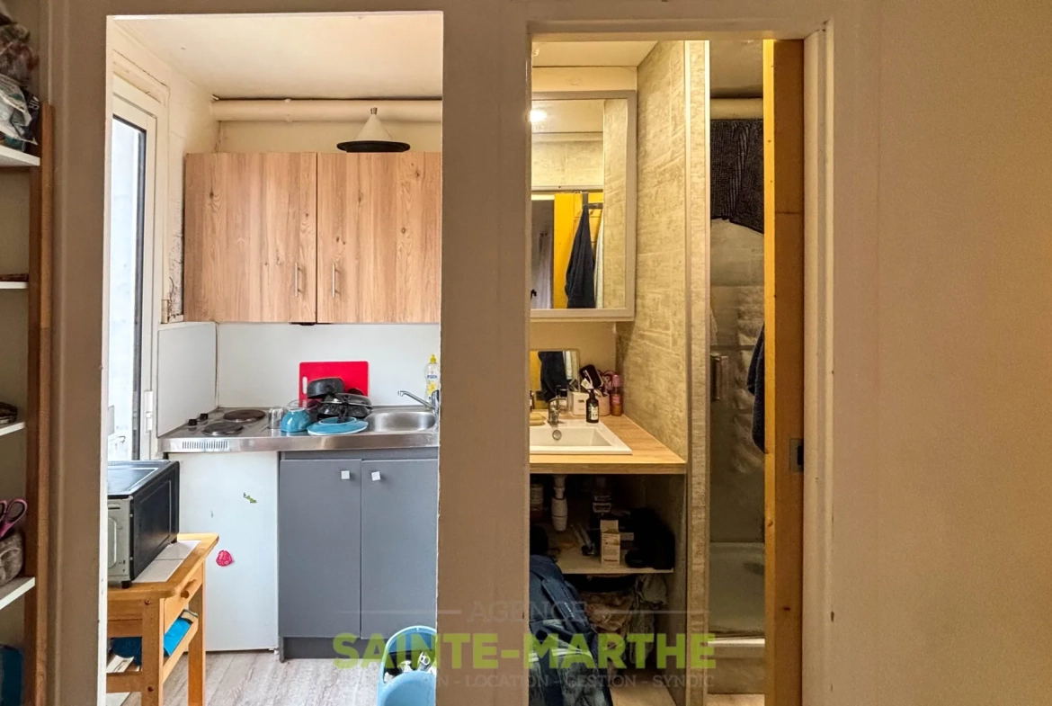 Studio à vendre au centre de Niort proche port Boinot, loué, chauffage électrique 