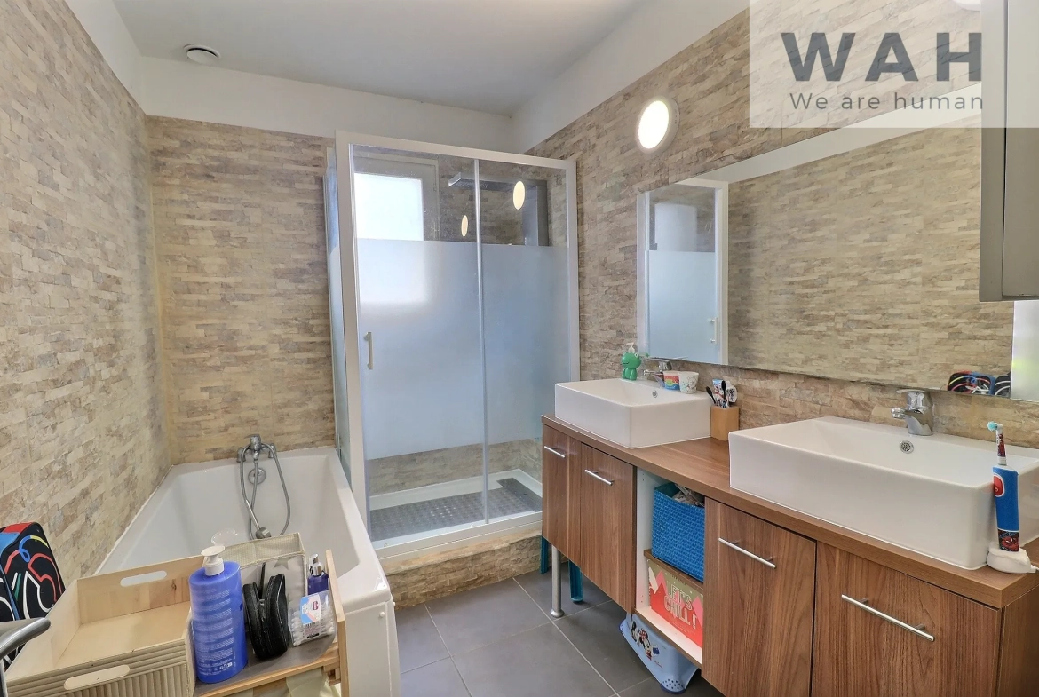 Maison de ville 7 pièces avec jardin à Saint Gilles - 164 m² 