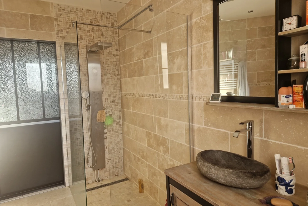 Maison de plain pied avec jardin et terrasse à Lubersac - 116 m² 