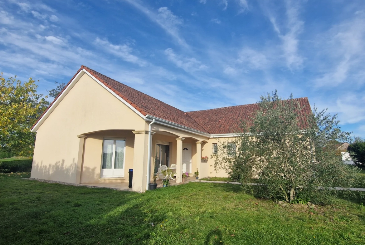 Maison de plain pied avec jardin et terrasse à Lubersac - 116 m² 