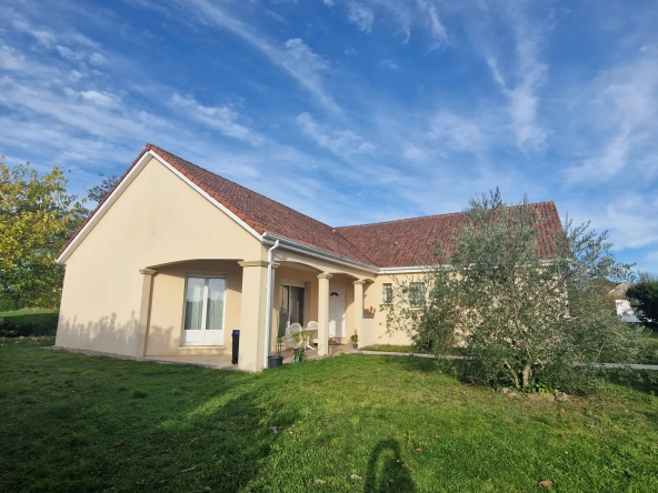 Maison de plain pied avec jardin et terrasse à Lubersac - 116 m²