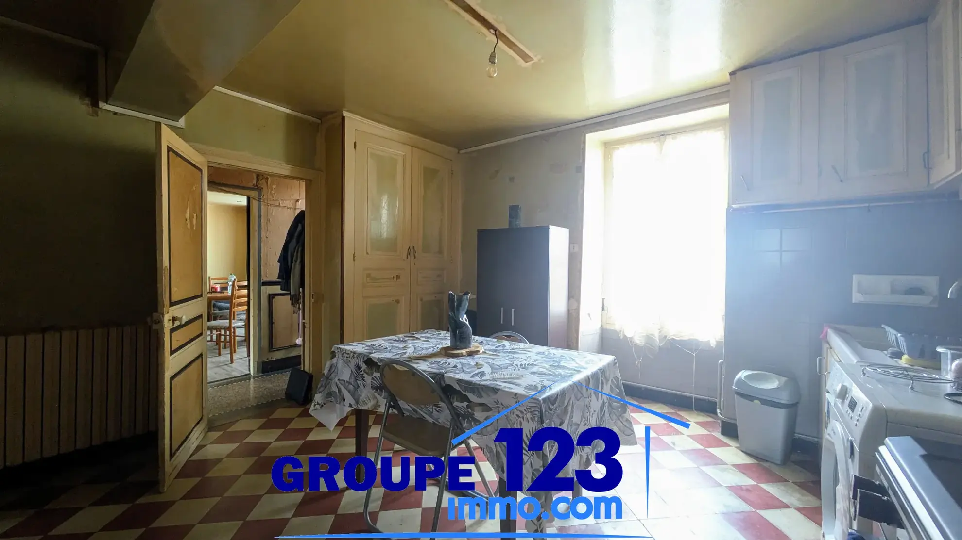 Maison avec dépendances et potentiel d’aménagement à Cheny (89400) 