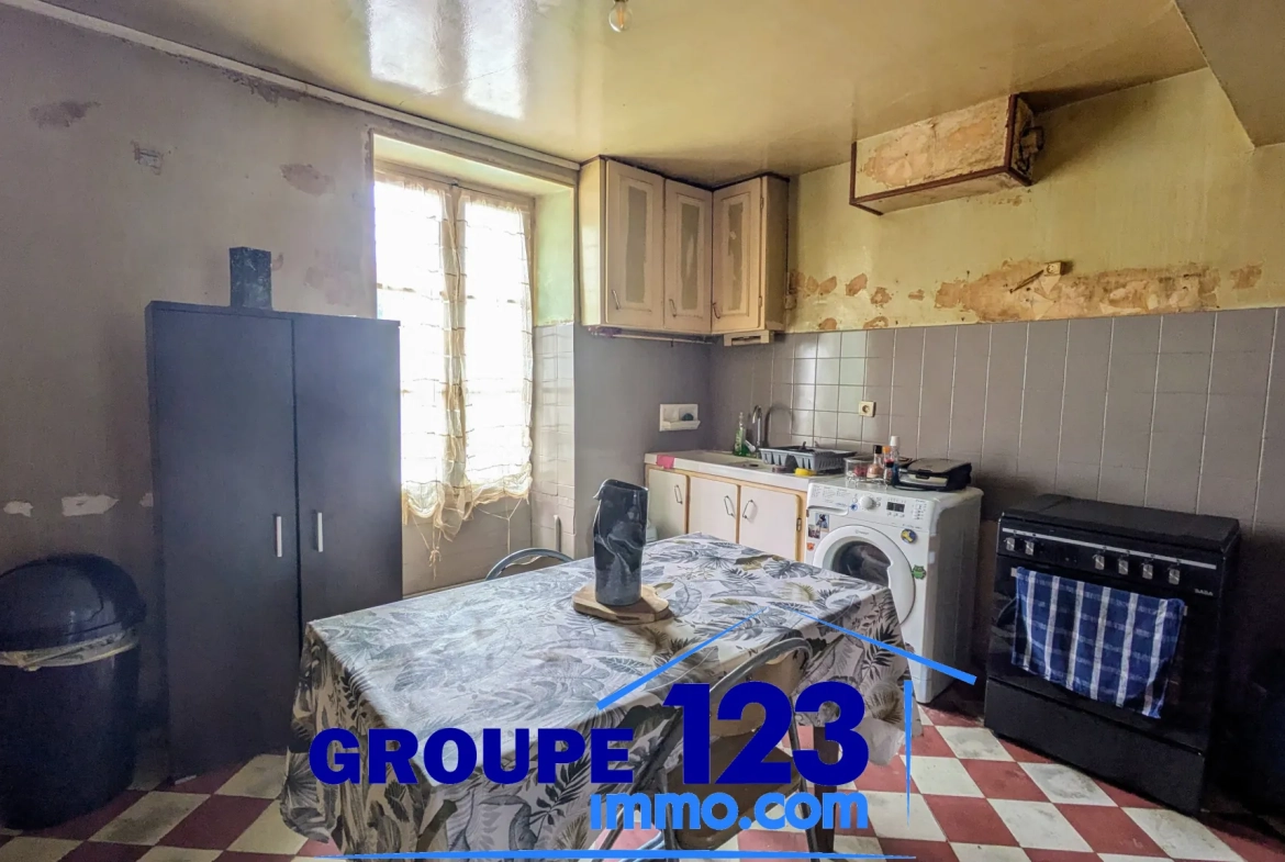 Maison avec dépendances et potentiel d’aménagement à Cheny (89400) 