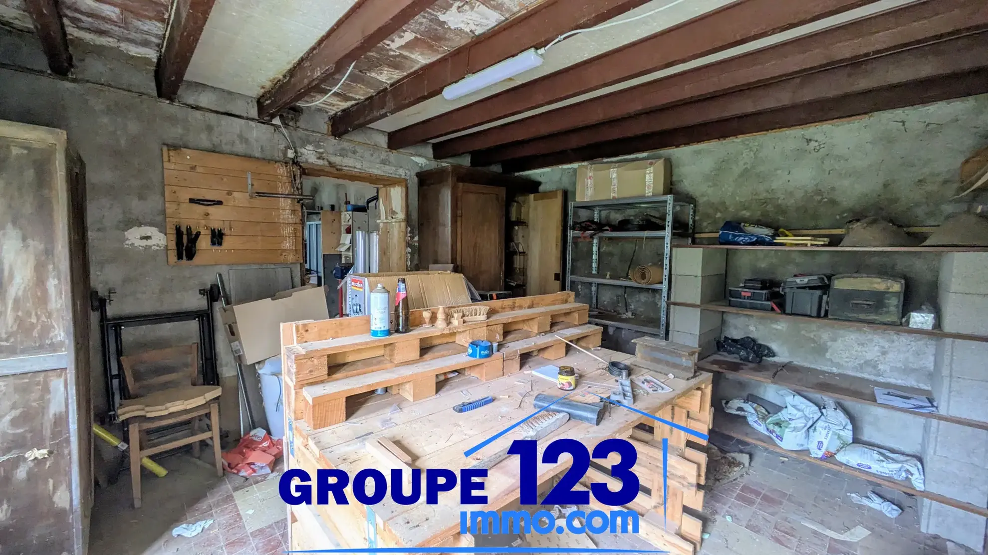 Maison avec dépendances et potentiel d’aménagement à Cheny (89400) 