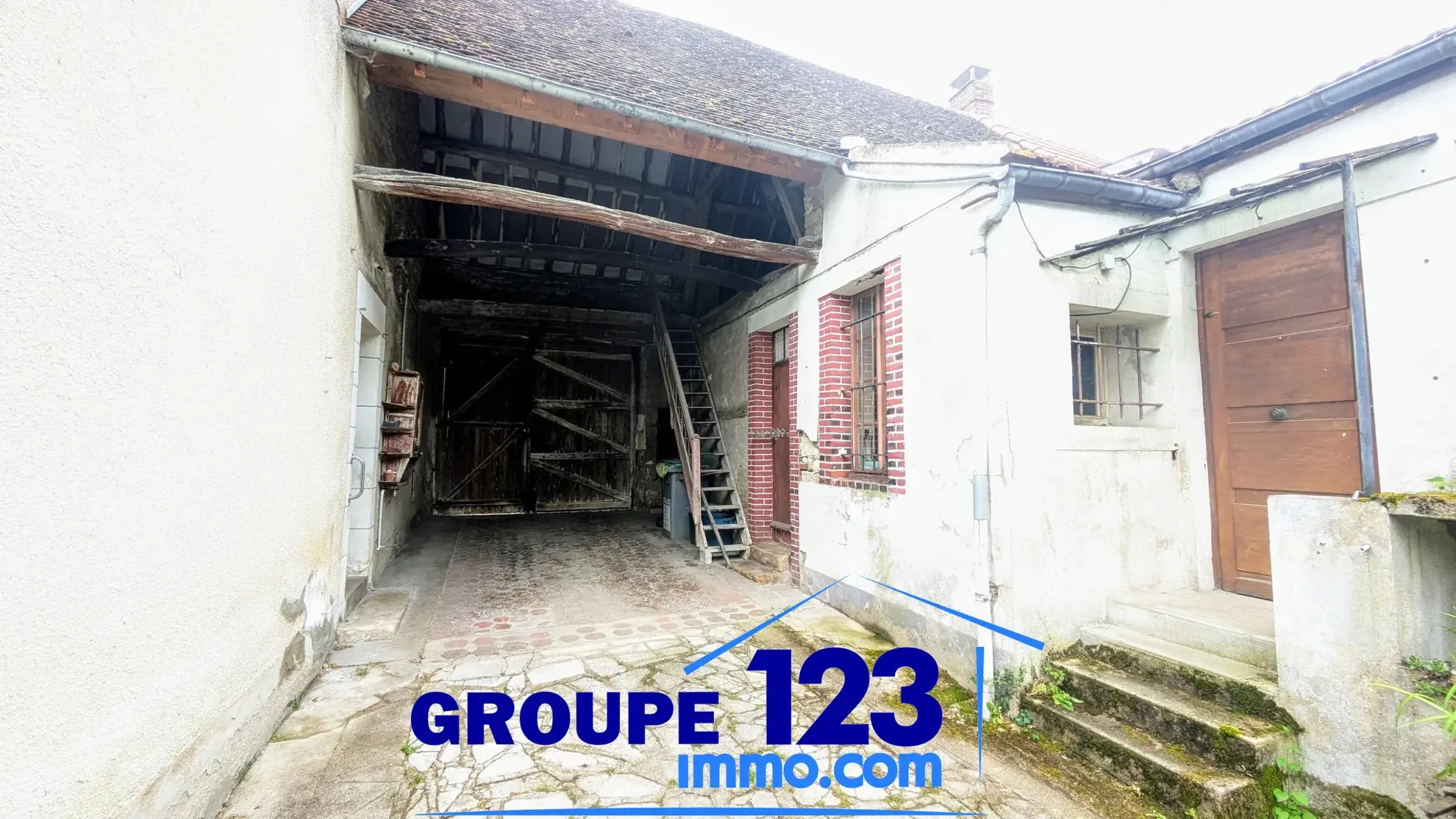 Maison avec dépendances et potentiel d’aménagement à Cheny (89400) 