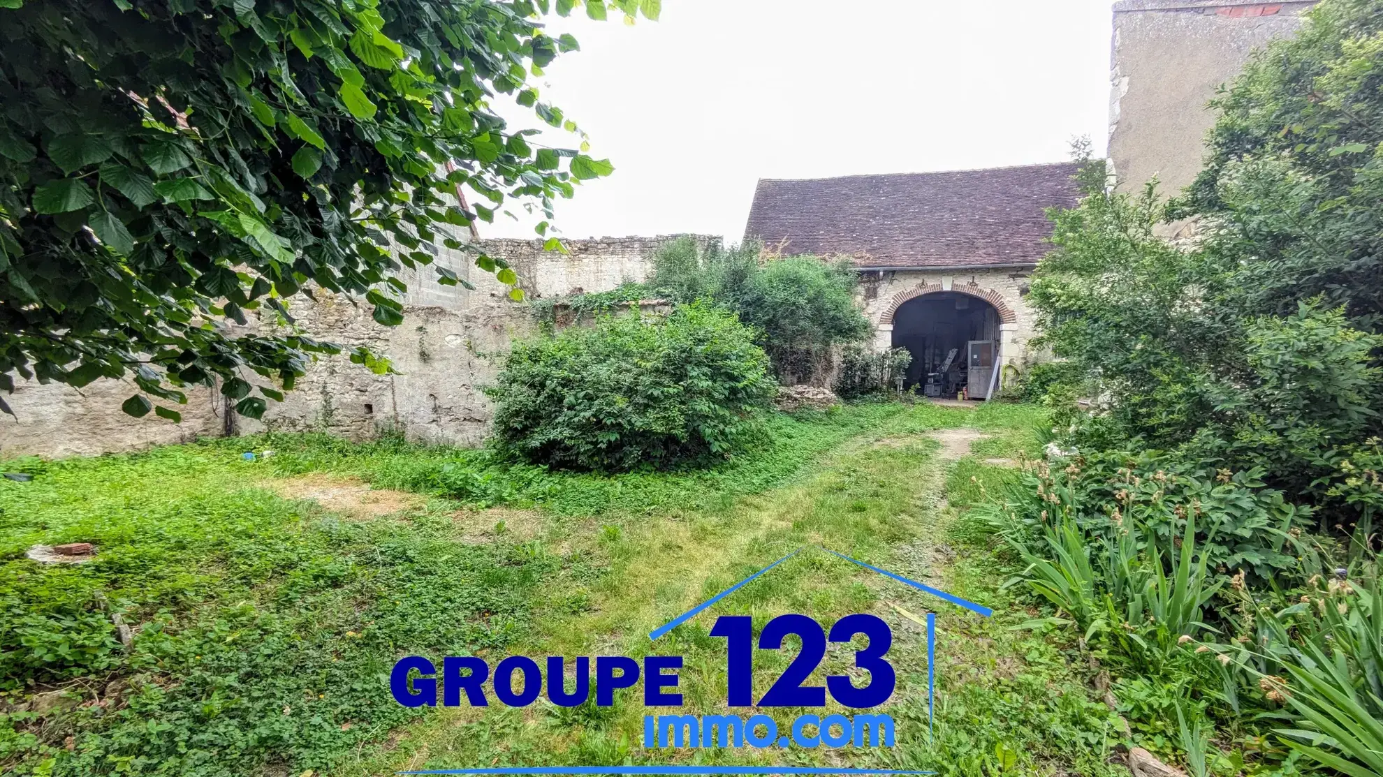 Maison avec dépendances et potentiel d’aménagement à Cheny (89400) 