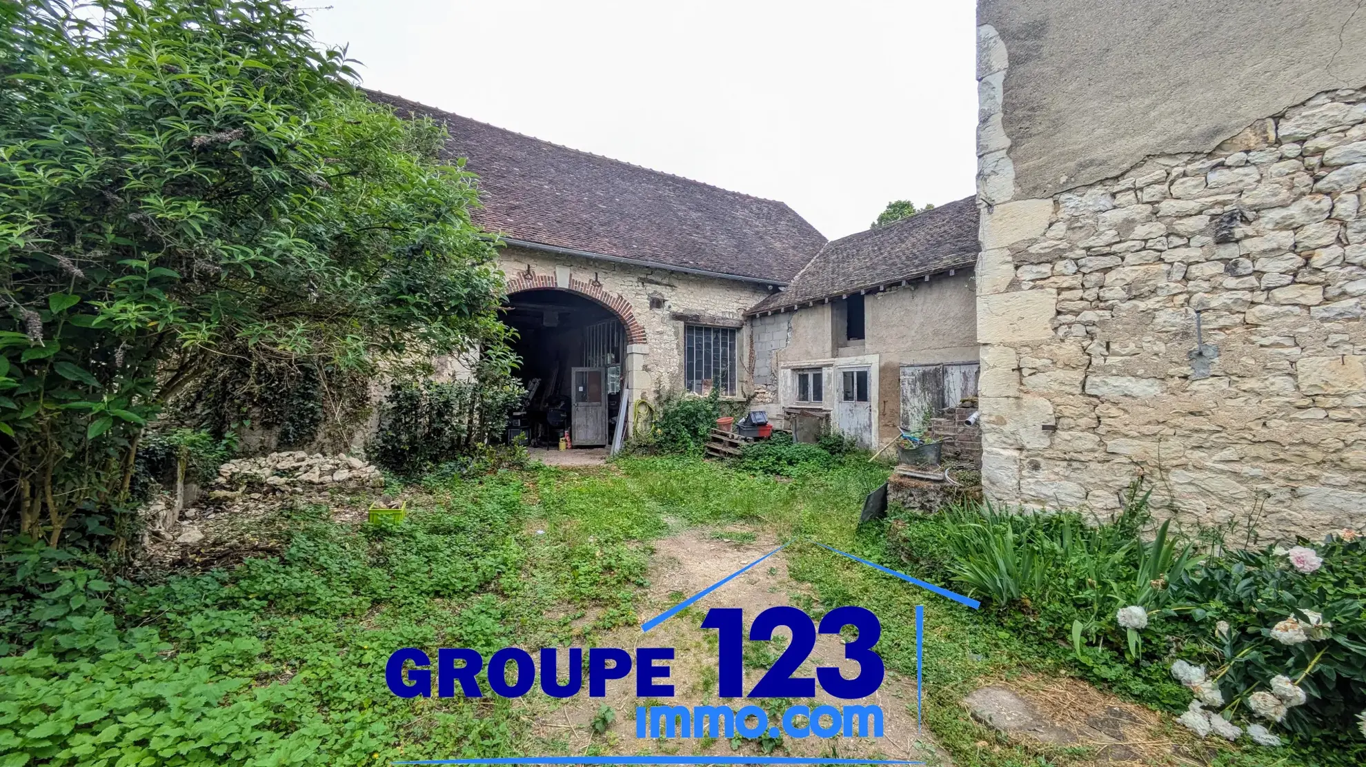 Maison avec dépendances et potentiel d’aménagement à Cheny (89400) 