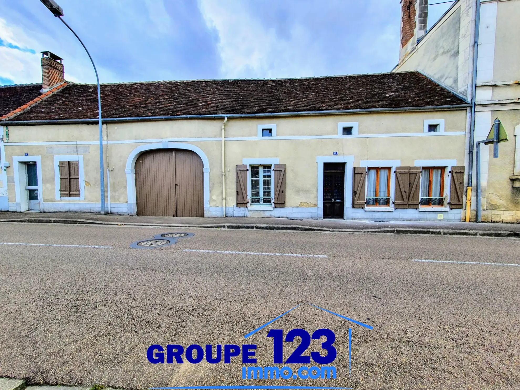 Maison avec dépendances et potentiel d’aménagement à Cheny (89400) 