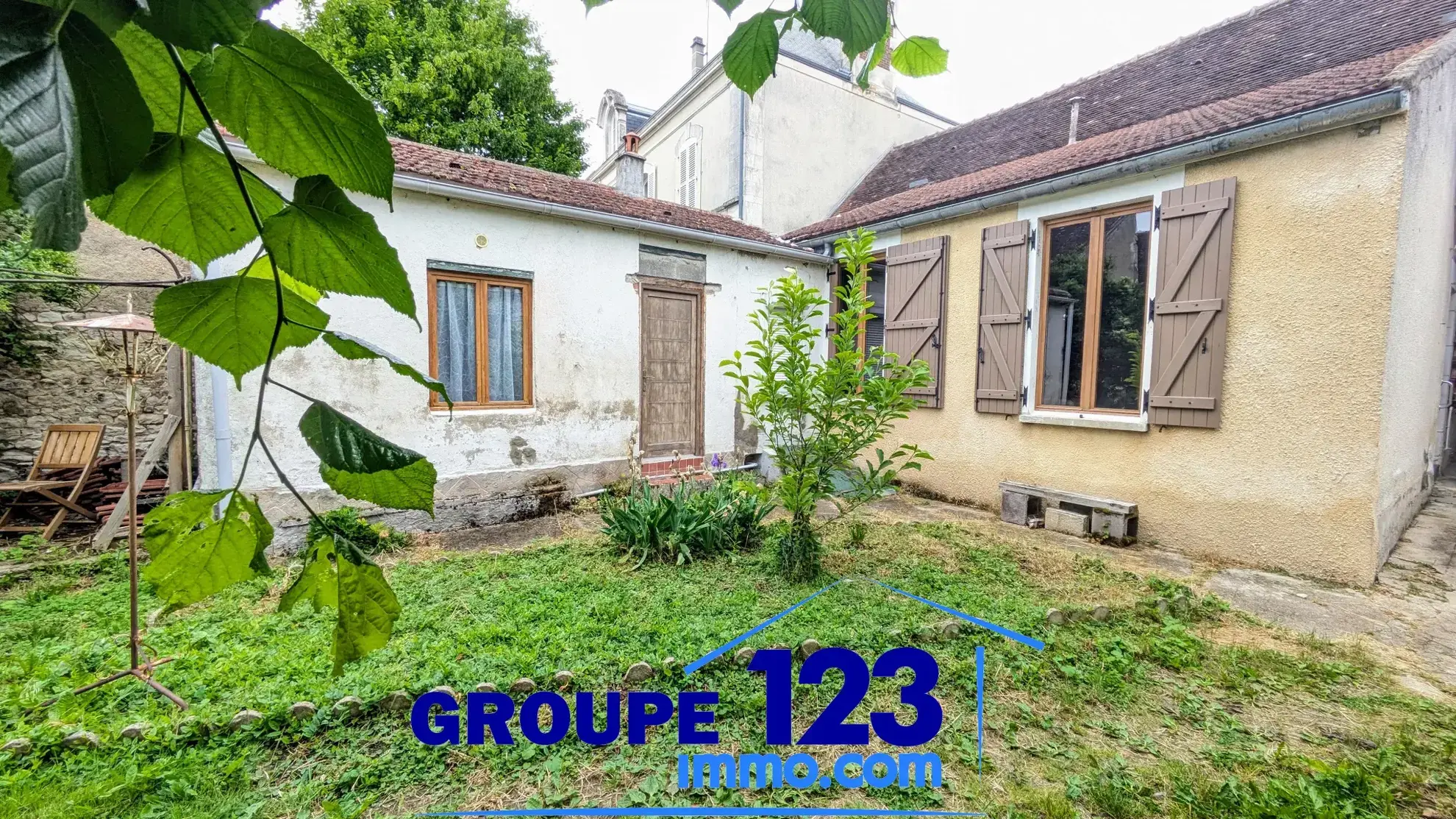 Maison avec dépendances et potentiel d’aménagement à Cheny (89400) 