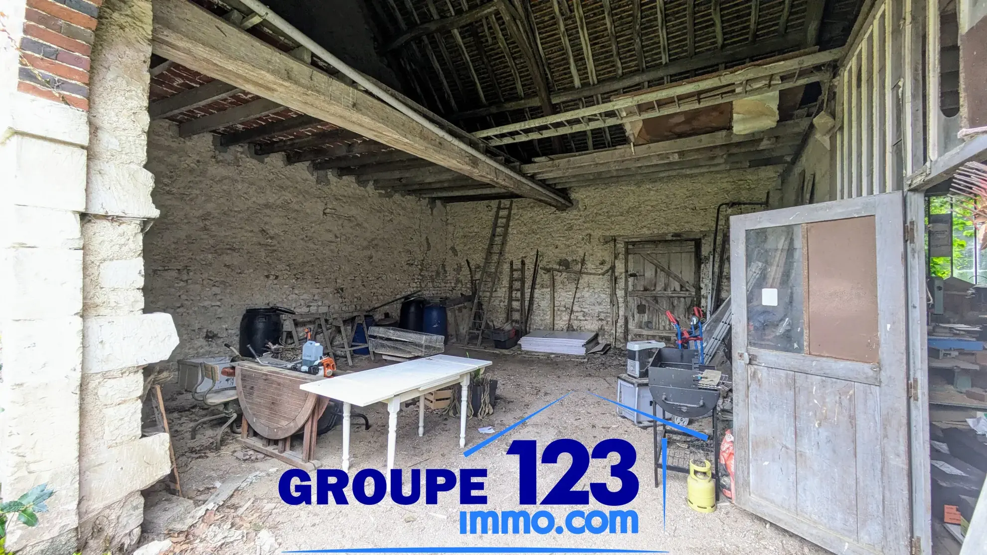 Maison avec dépendances et potentiel d’aménagement à Cheny (89400) 