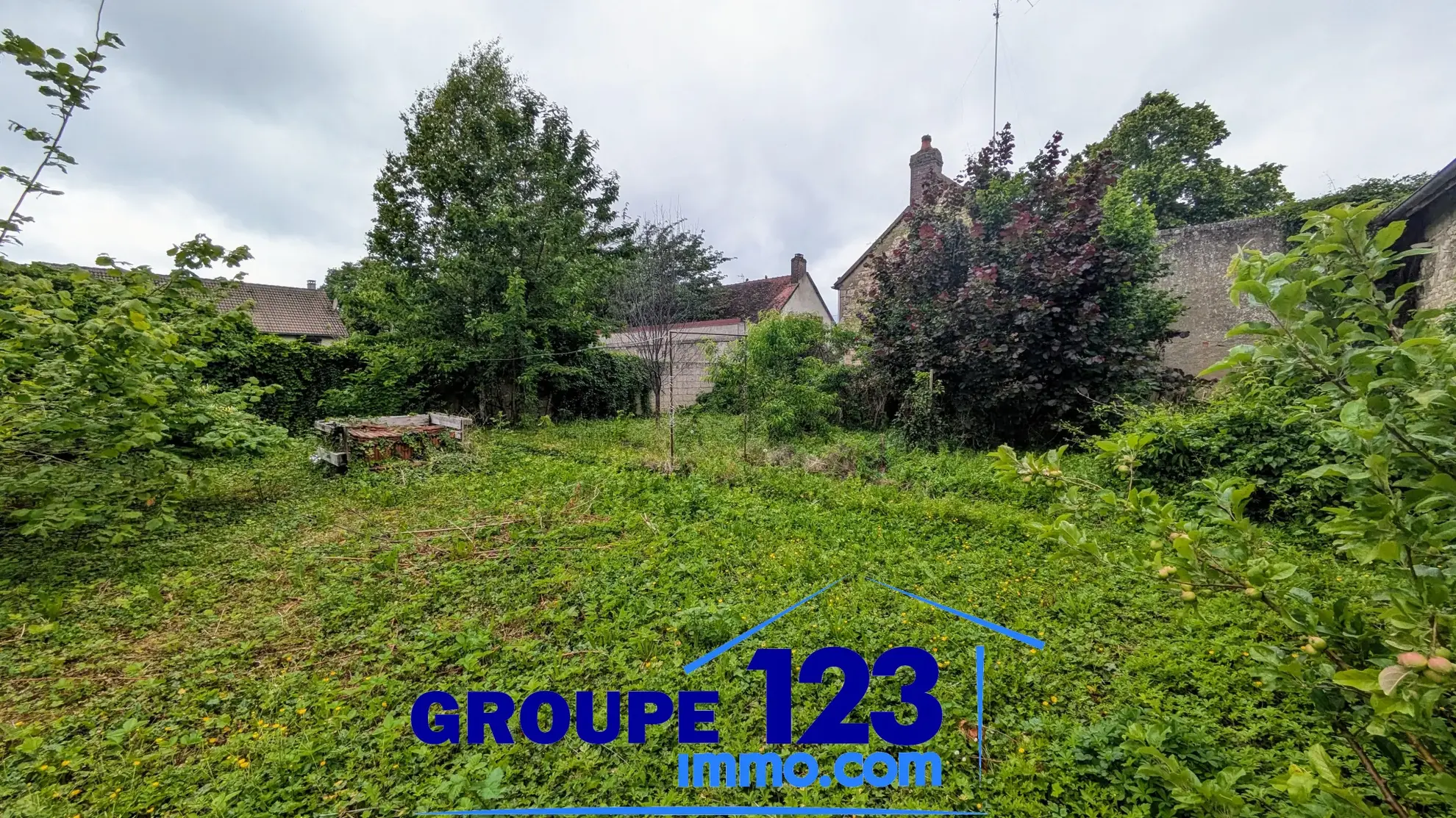 Maison avec dépendances et potentiel d’aménagement à Cheny (89400) 