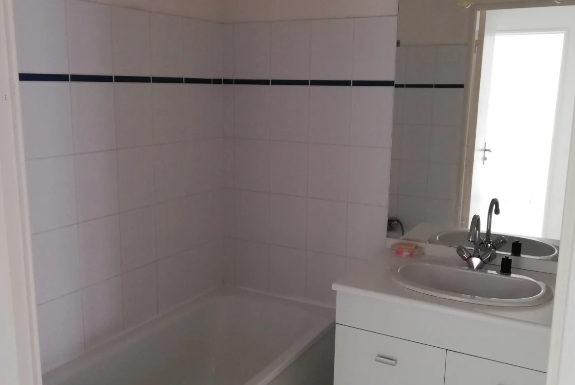 Appartement lumineux de 2 pièces avec balcon et parking à Vierzon 