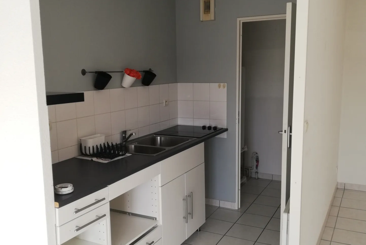Appartement lumineux de 2 pièces avec balcon et parking à Vierzon 