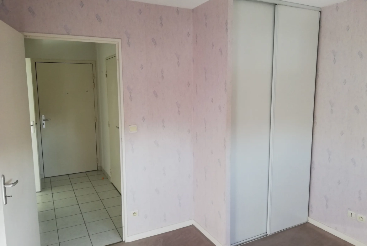Appartement lumineux de 2 pièces avec balcon et parking à Vierzon 