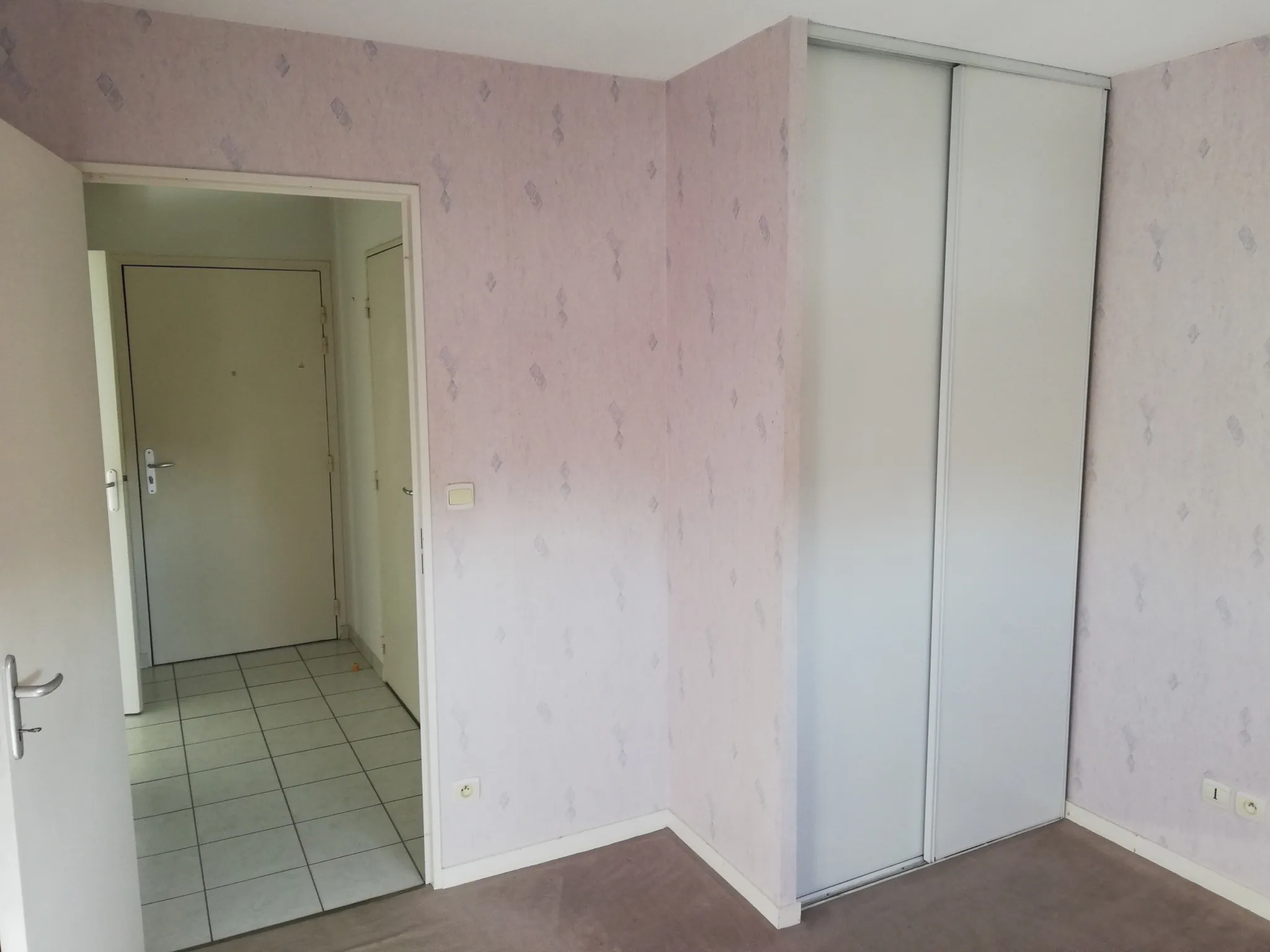 Appartement lumineux de 2 pièces avec balcon et parking à Vierzon 