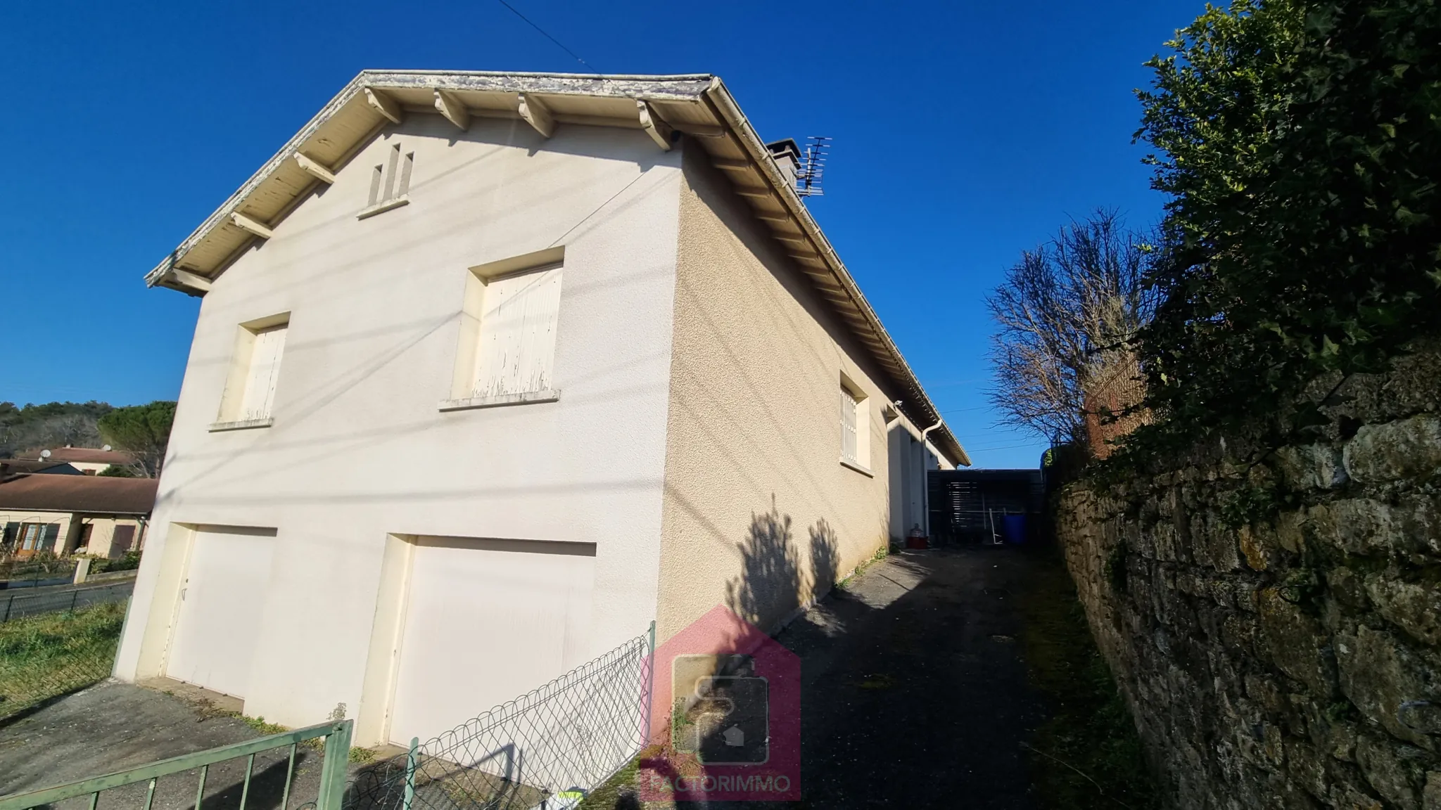 Maison à vendre à Puy l'Évêque avec garage et jardin - Potentiel d'extension 