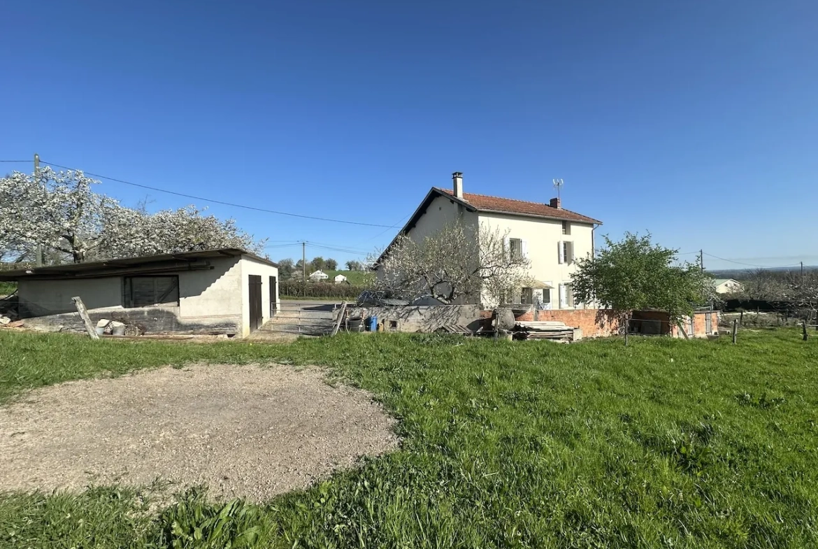 Maison rénovée avec 3 chambres et terrain de 1,7 ha à Chambilly 