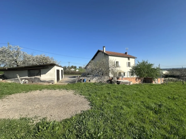 Maison rénovée avec 3 chambres et terrain de 1,7 ha à Chambilly