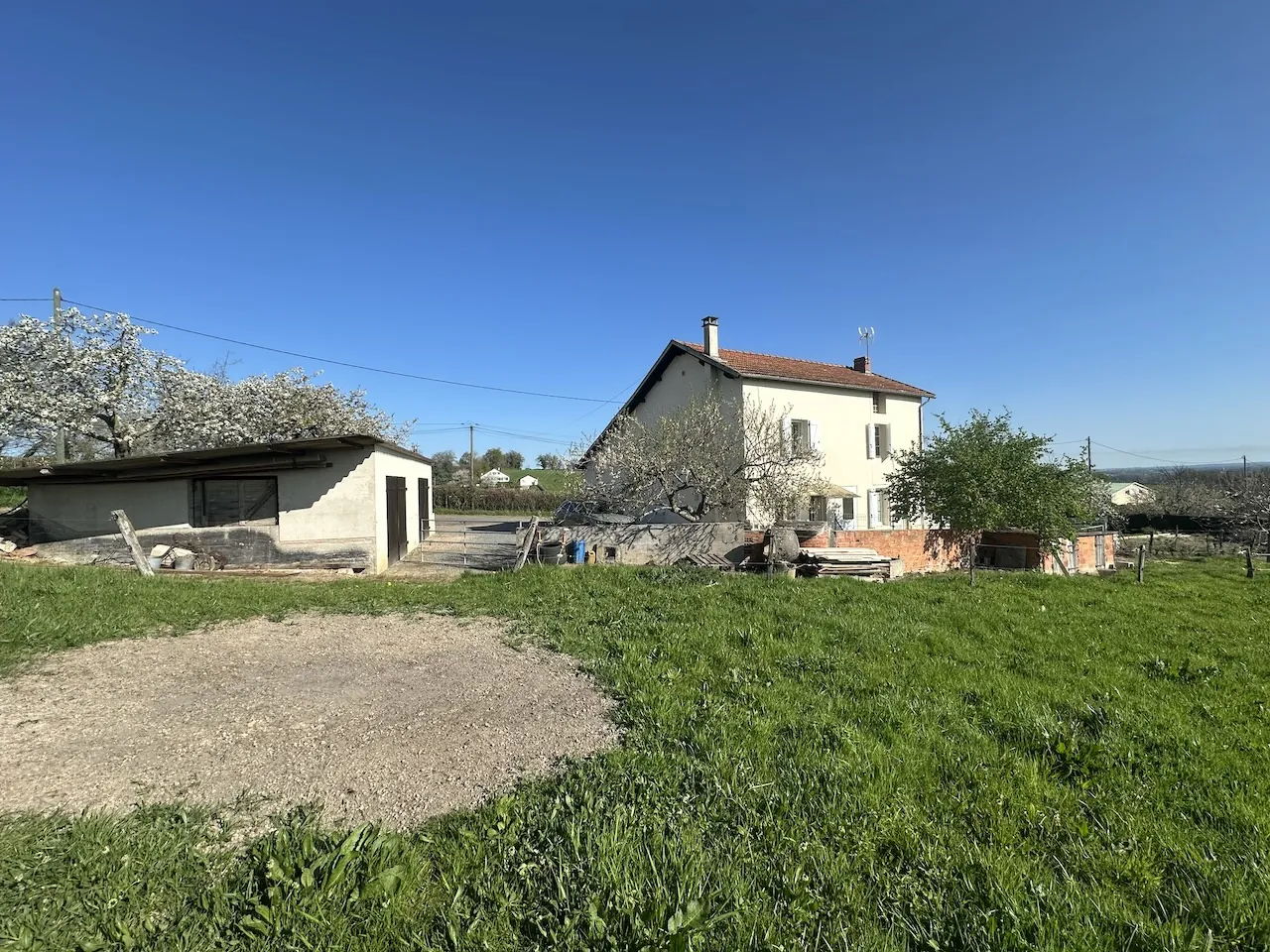 Maison rénovée avec 3 chambres et terrain de 1,7 ha à Chambilly 