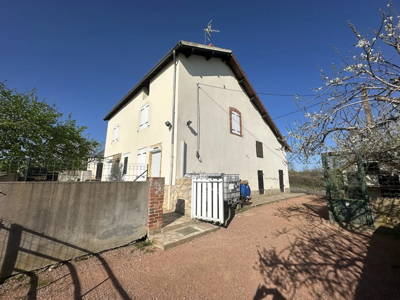 Maison rénovée avec 3 chambres et terrain de 1,7 ha à Chambilly 