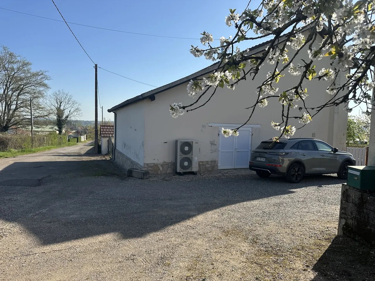 Maison rénovée avec 3 chambres et terrain de 1,7 ha à Chambilly 