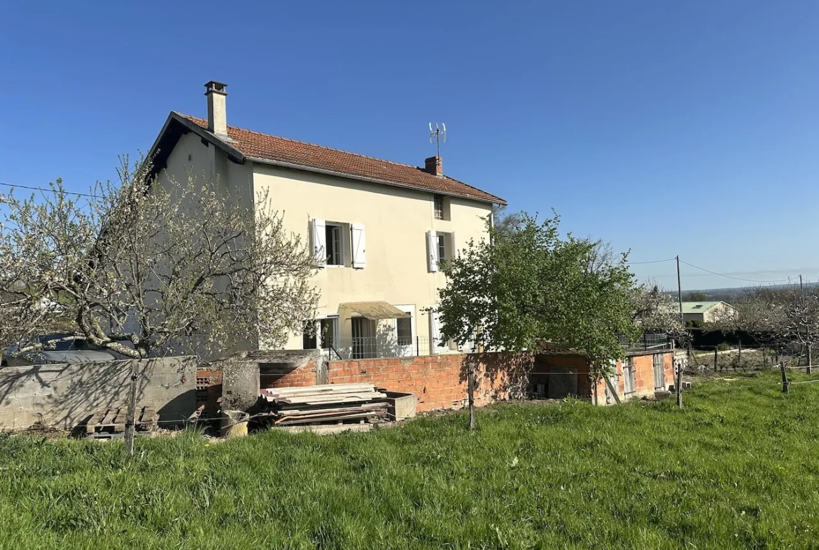 Maison rénovée avec 3 chambres et terrain de 1,7 ha à Chambilly 