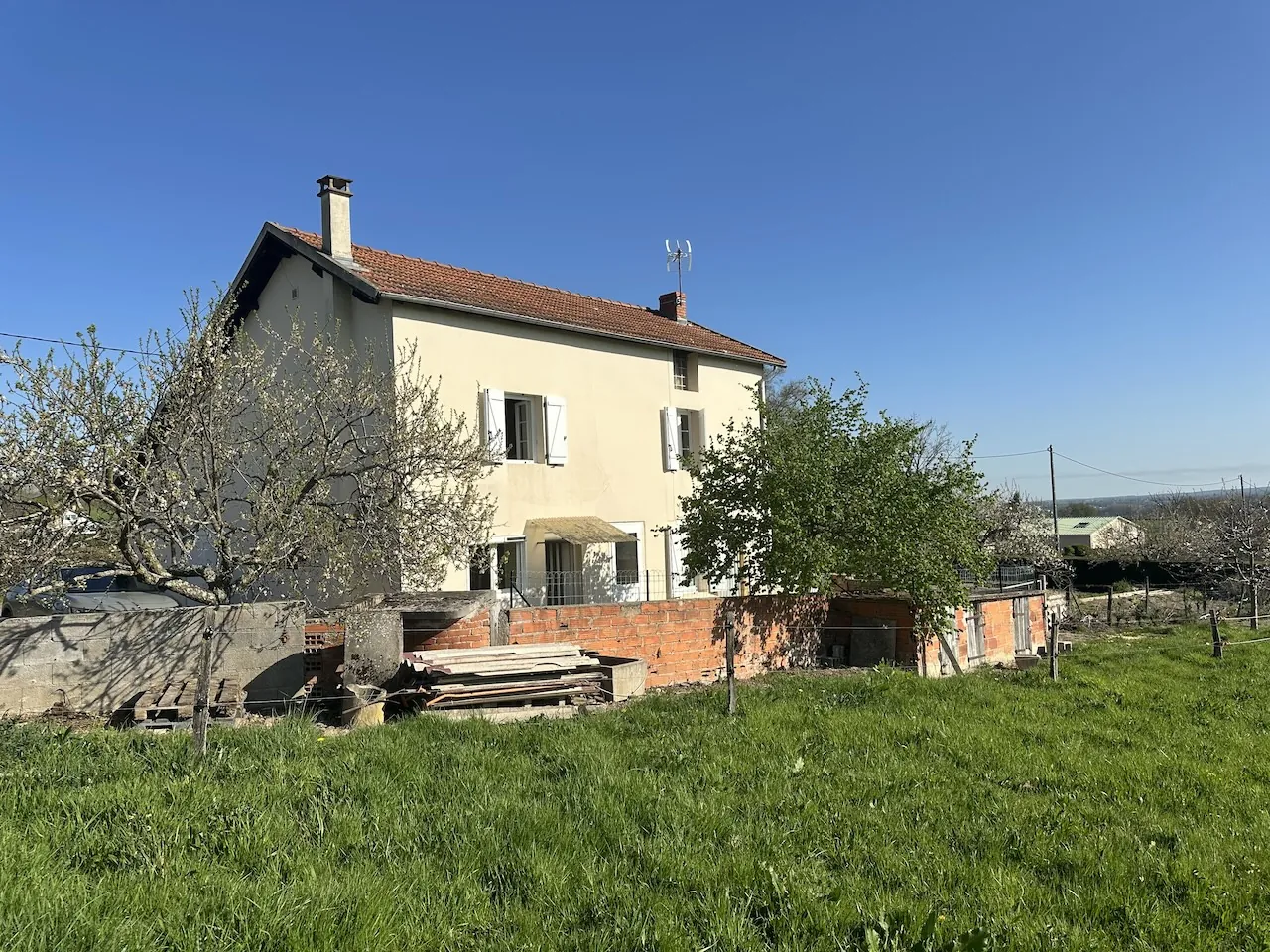Maison rénovée avec 3 chambres et terrain de 1,7 ha à Chambilly 