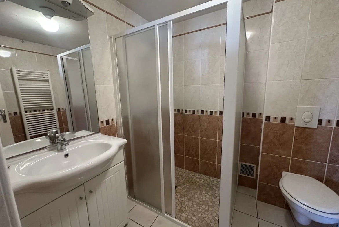 Maison rénovée avec 3 chambres et terrain de 1,7 ha à Chambilly 
