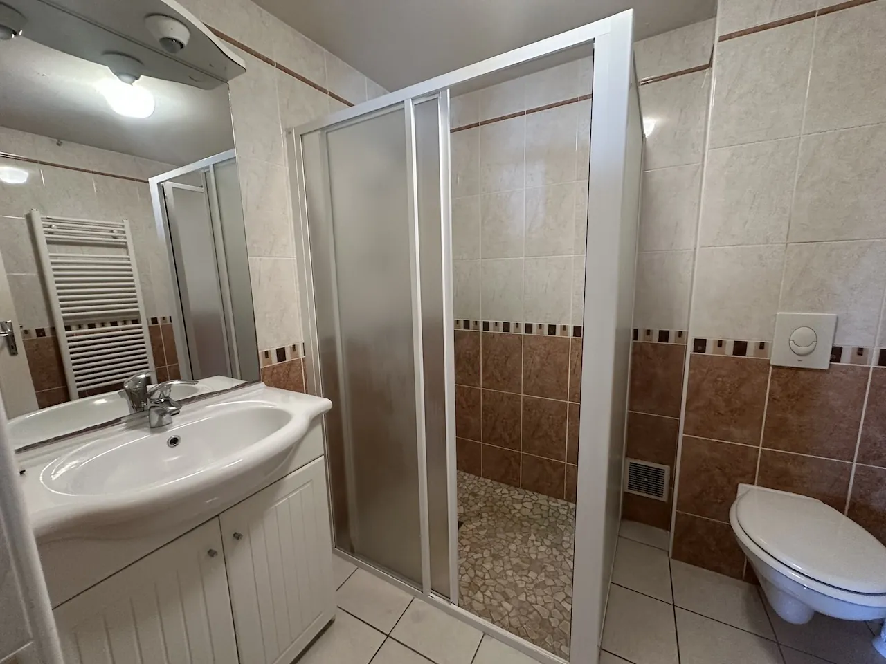 Maison rénovée avec 3 chambres et terrain de 1,7 ha à Chambilly 