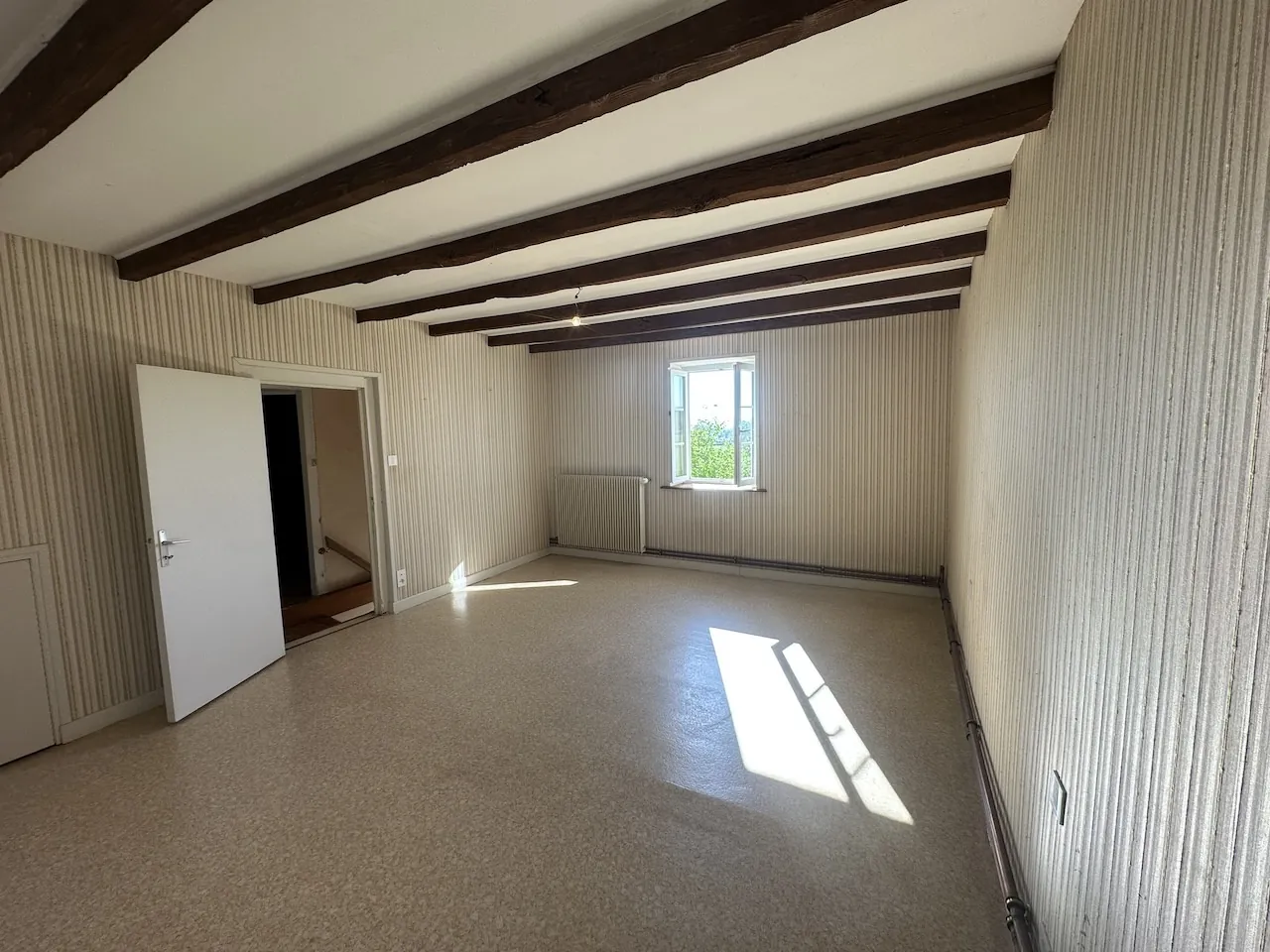 Maison rénovée avec 3 chambres et terrain de 1,7 ha à Chambilly 