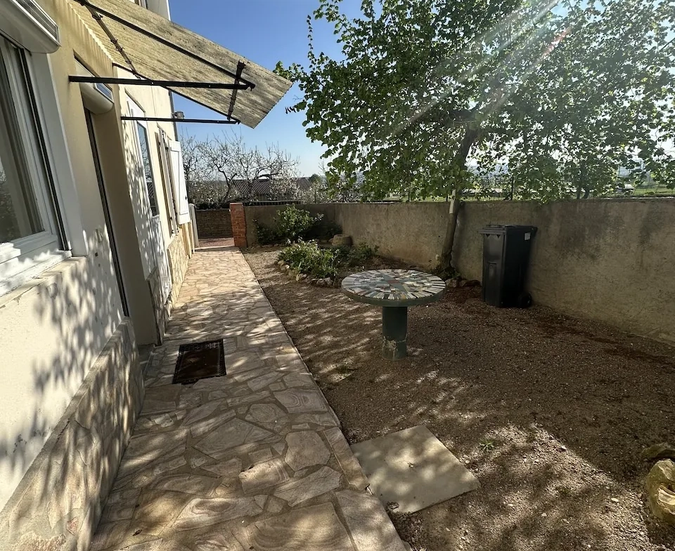 Maison rénovée avec 3 chambres et terrain de 1,7 ha à Chambilly 