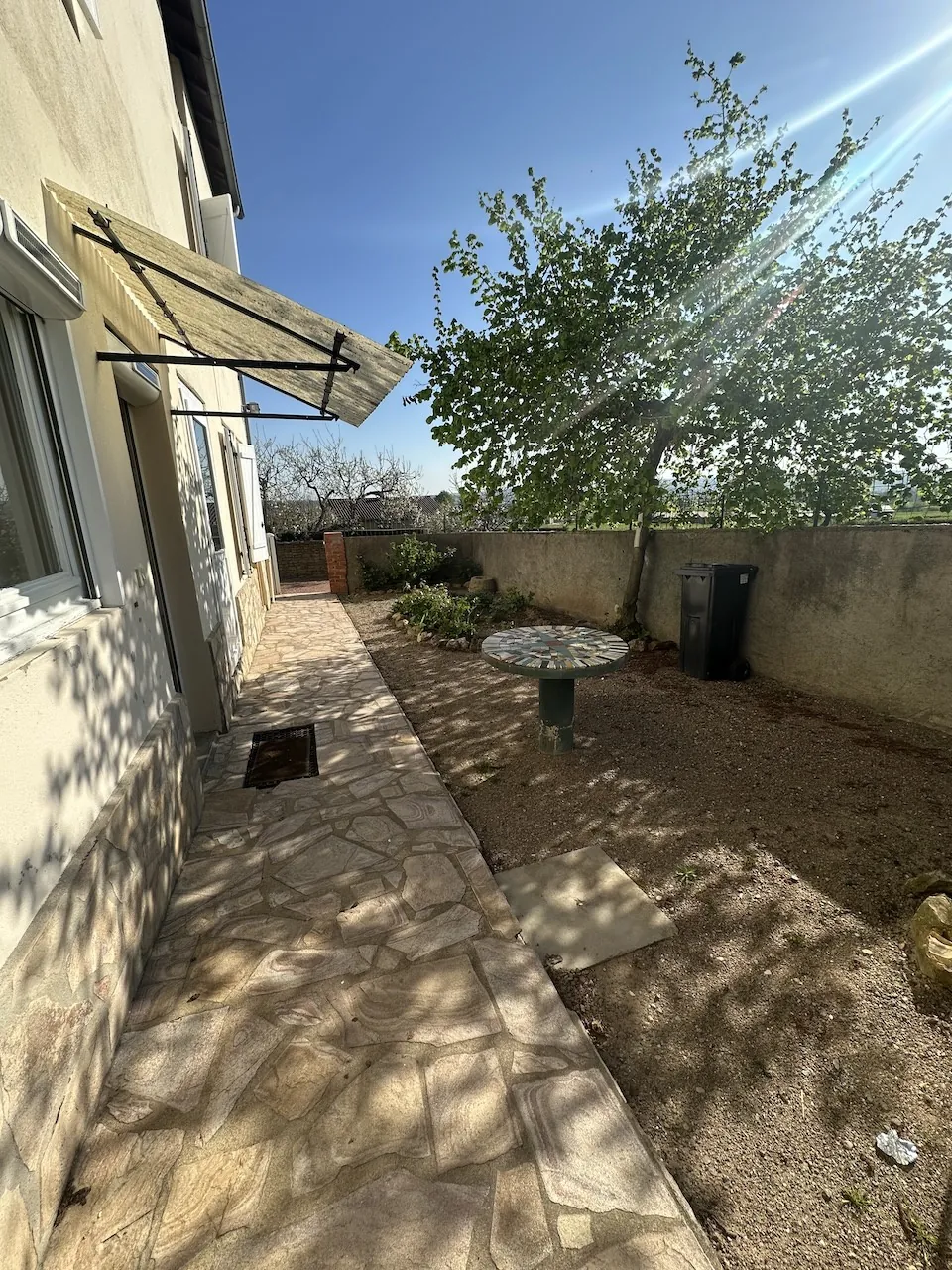 Maison rénovée avec 3 chambres et terrain de 1,7 ha à Chambilly 