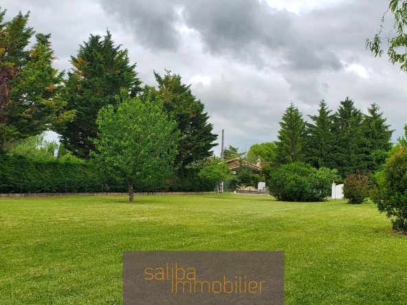 Terrain à bâtir de 2020 m² à Gaillac, calme et proche du centre-ville
