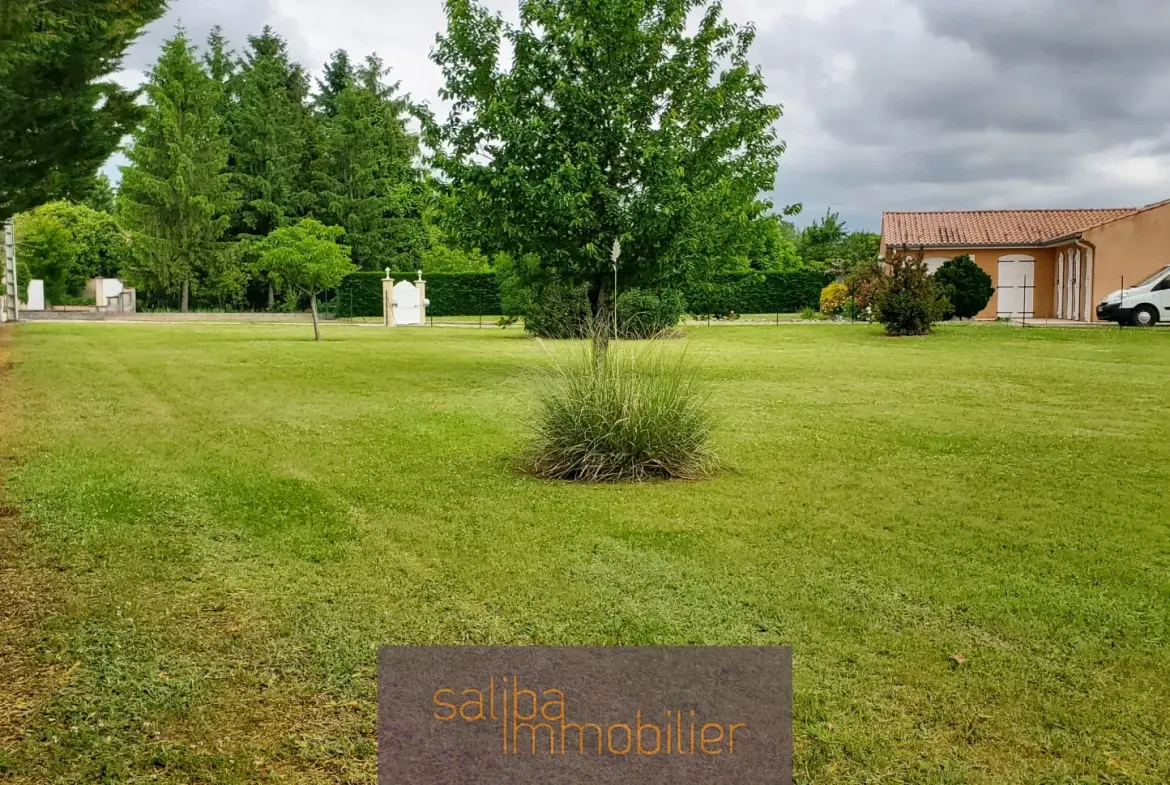 Terrain à bâtir de 2020 m² à Gaillac, calme et proche du centre-ville 