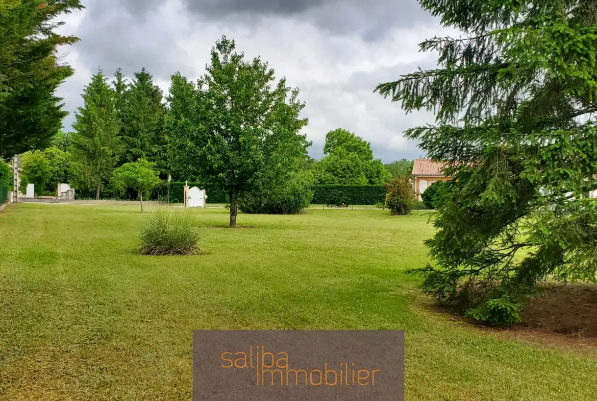 Terrain à bâtir de 2020 m² à Gaillac, calme et proche du centre-ville 