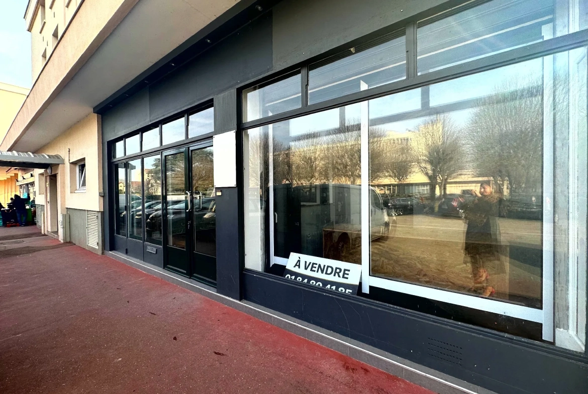 Local commercial de 69m² à Le Pecq proche RER et commerces 