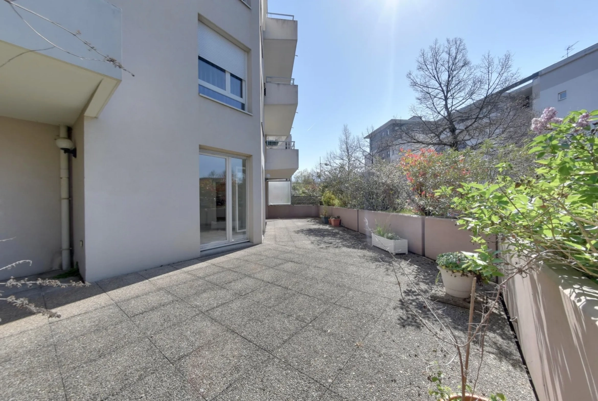 Appartement T5 avec grande terrasse, garage et cave à Échirolles près de Grenoble 