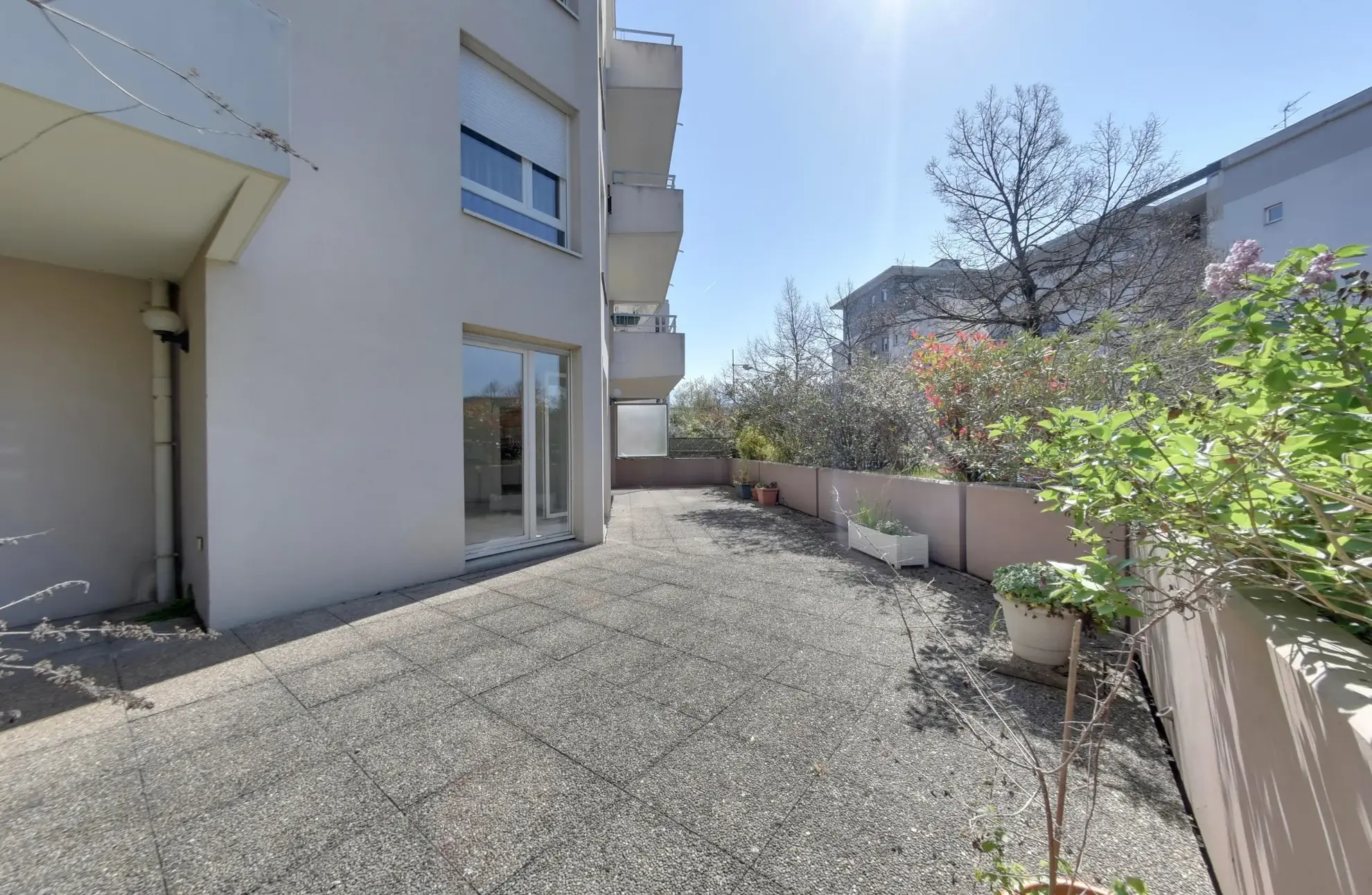 Appartement T5 avec grande terrasse, garage et cave à Échirolles près de Grenoble 