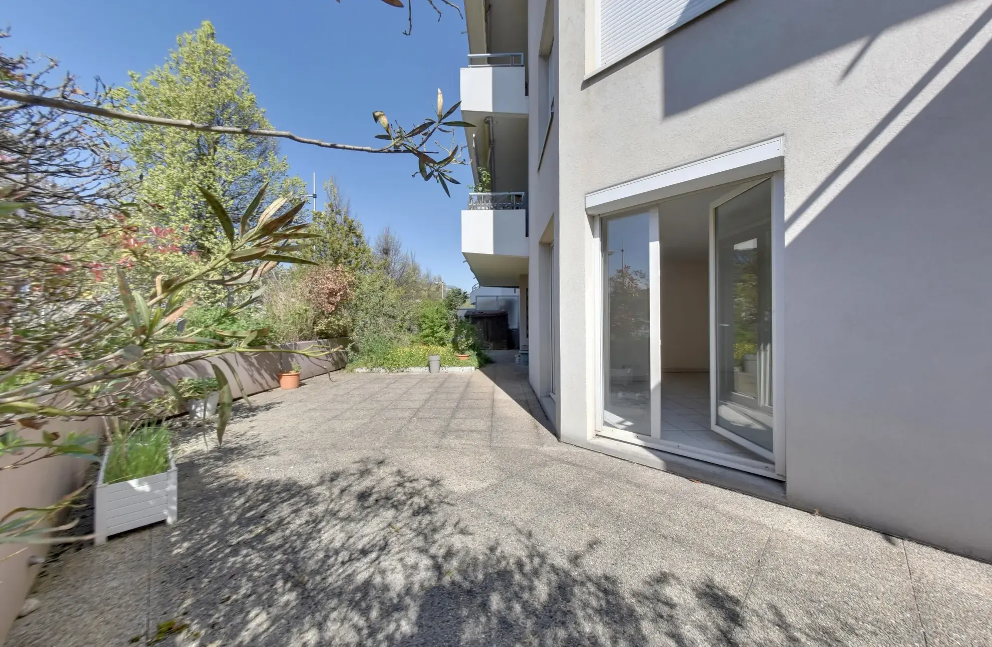 Appartement T5 avec grande terrasse, garage et cave à Échirolles près de Grenoble 