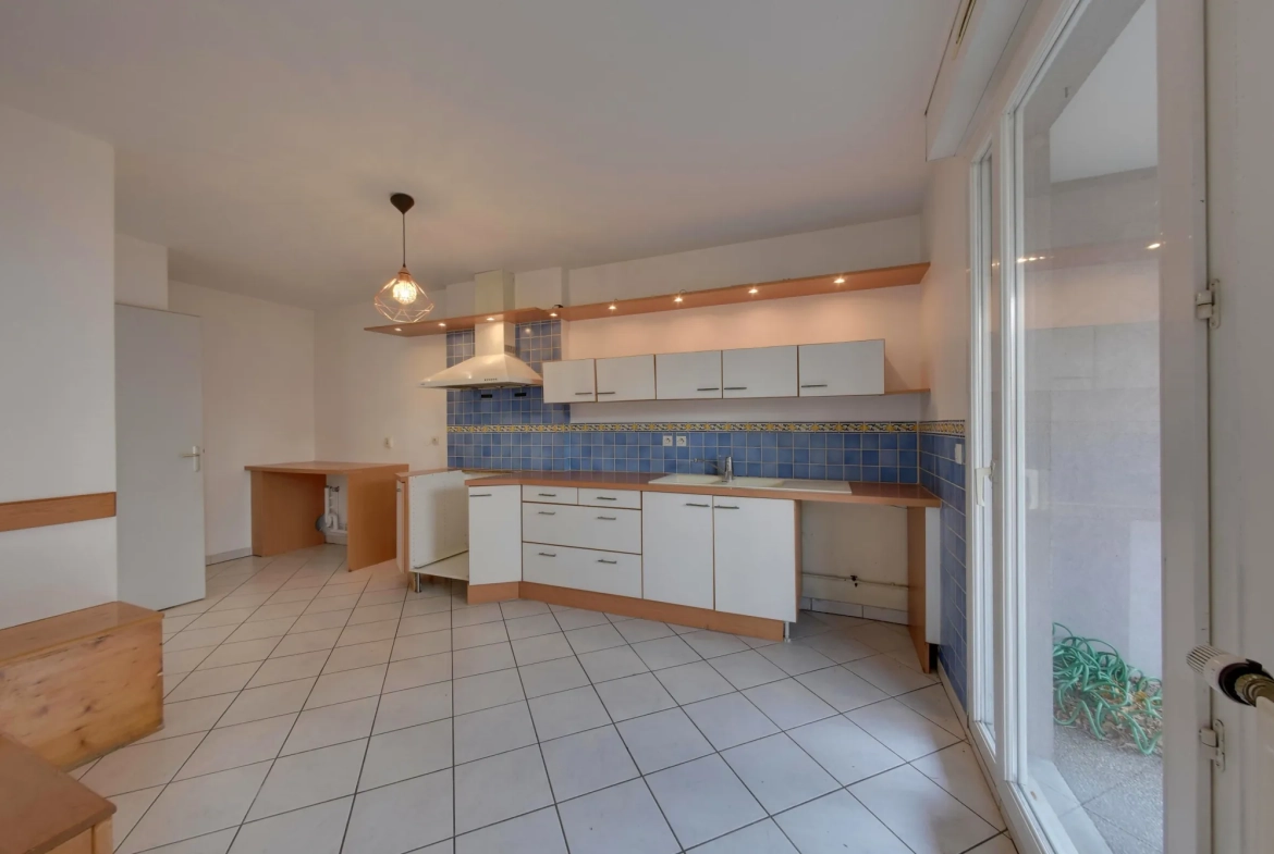 Appartement T5 avec grande terrasse, garage et cave à Échirolles près de Grenoble 