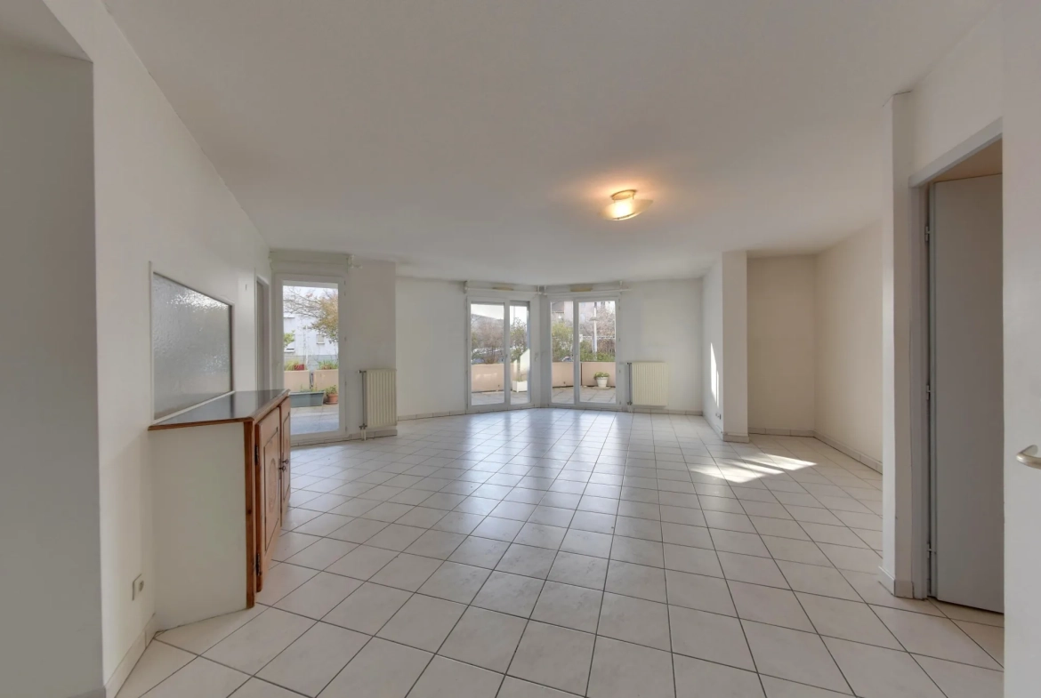 Appartement T5 avec grande terrasse, garage et cave à Échirolles près de Grenoble 