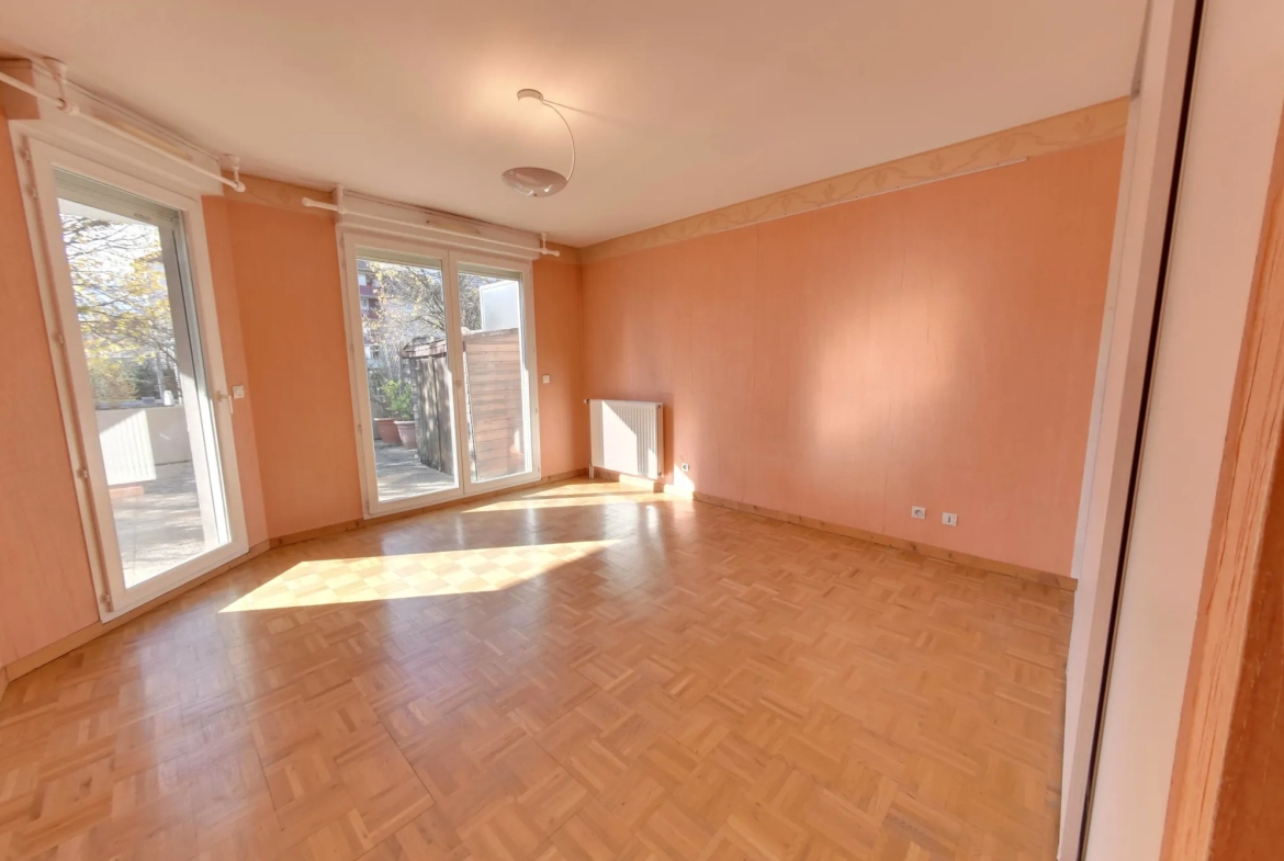 Appartement T5 avec grande terrasse, garage et cave à Échirolles près de Grenoble 