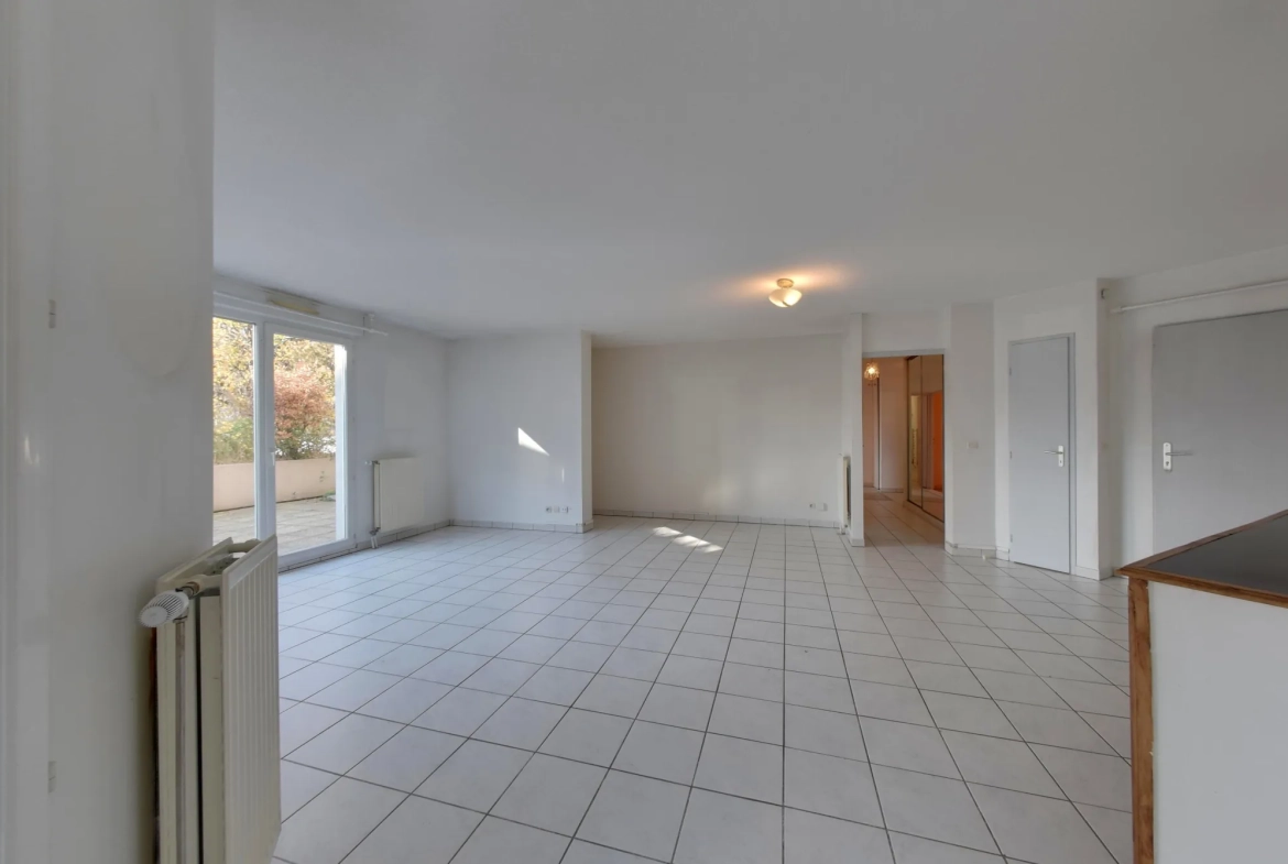 Appartement T5 avec grande terrasse, garage et cave à Échirolles près de Grenoble 