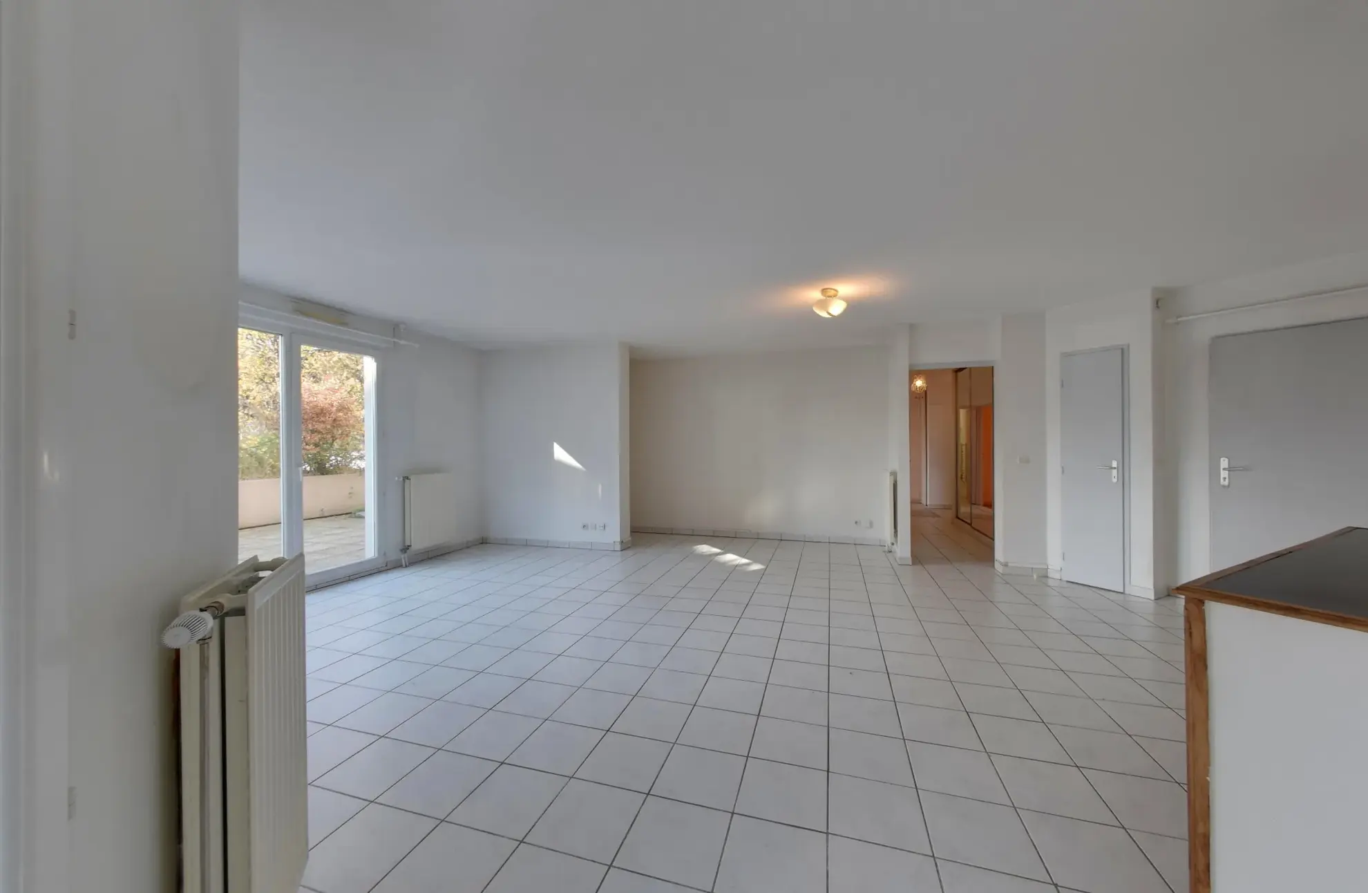 Appartement T5 avec grande terrasse, garage et cave à Échirolles près de Grenoble 