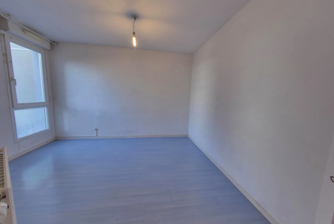 Appartement T5 avec grande terrasse, garage et cave à Échirolles près de Grenoble 