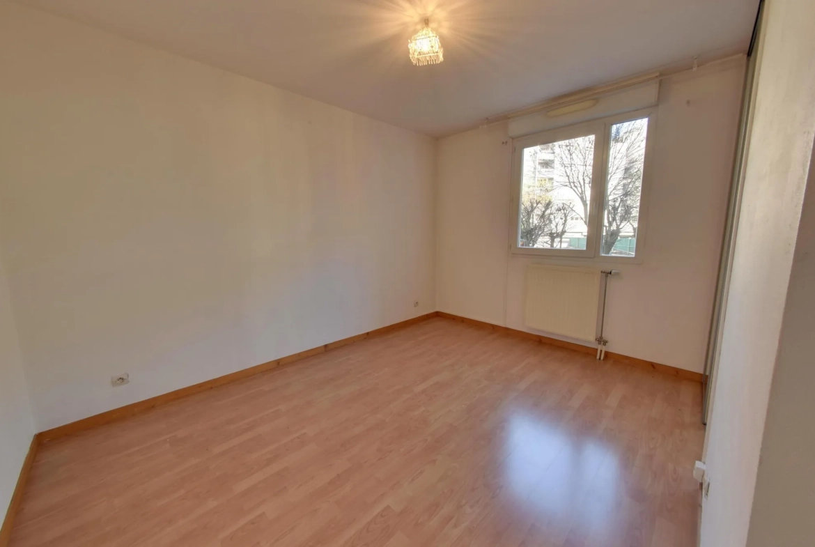 Appartement T5 avec grande terrasse, garage et cave à Échirolles près de Grenoble 
