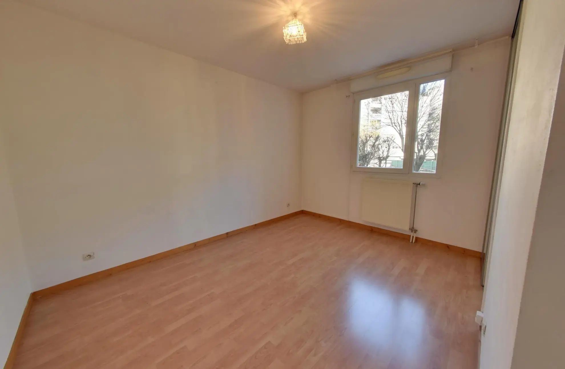 Appartement T5 avec grande terrasse, garage et cave à Échirolles près de Grenoble 